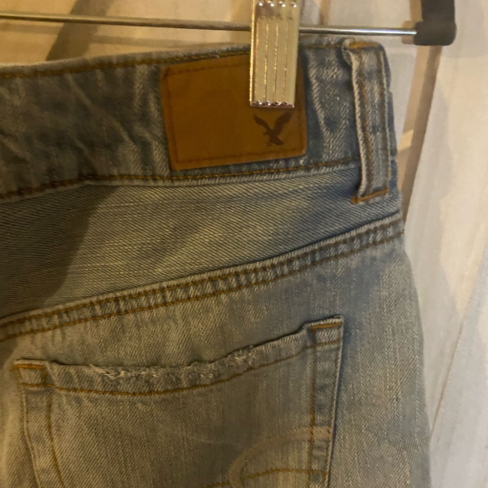 American Eagle Denim Shorts Distressed Embroidered Feathers Light Wash Size 4 - Picture 8 of 9